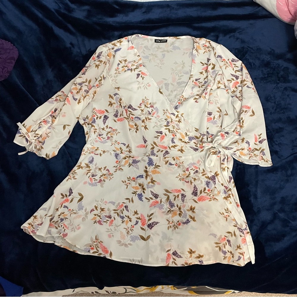 White Flower City Chic top